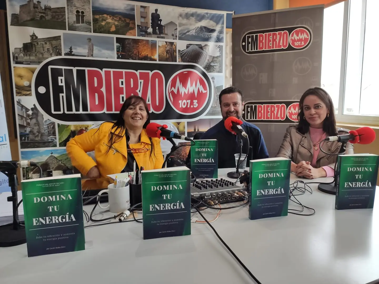 JavierMa en una entrevista de radio presentando su libro Domina tu Energía