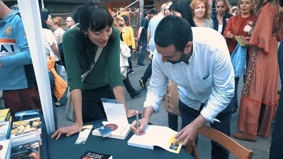 JavierMa firmando libros en Sant Jordi